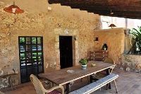 Finca Cas Concos mit Pool, Tennisplatz und Mühlenturm in ruhiger Lage inmitten unberührter Landschaft für bis zu 6 Personen Terrasse
