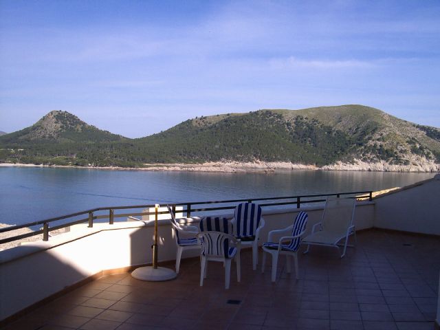 Mallorca Cala Ratjada Ferienapartment F009 mit herrlichem Meerblick auf Hafen, Küste und das Meer für 2-5 Pers. Aussicht vom Balkon