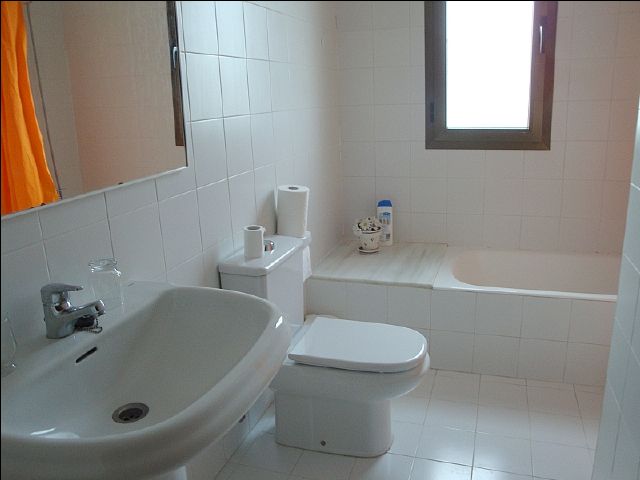 Mallorca Costa de Canyamel Ferienvilla F010, freistehend, mit Pool und mit schönem Meerblick vom 1. Stock auf 780 qm komplett eingefriedetem Grundstück für 8 Pers. evtl. plus Kleinkind Badezimmer