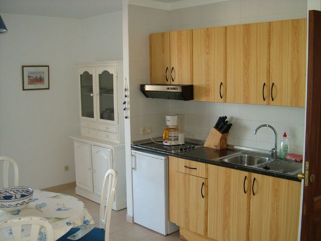 Mallorca Cala Ratjada Cala Mesquida Ferien-Villa F029 mit Pool, nur 300 m zum Sanddünenstrand von Cala Mesquida, 800 qm komplett eingefriedetes Grundstück für 8 Pers. Küche