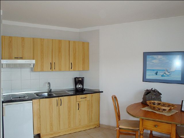Mallorca Cala Ratjada Ferienwohnung F061 mit Pool und eingeschränktem Meerblick in ruhiger Anlage, genau über der Taucherbucht Sa Cova, für 4 Pers. evtl. plus Kind Küchenbereich