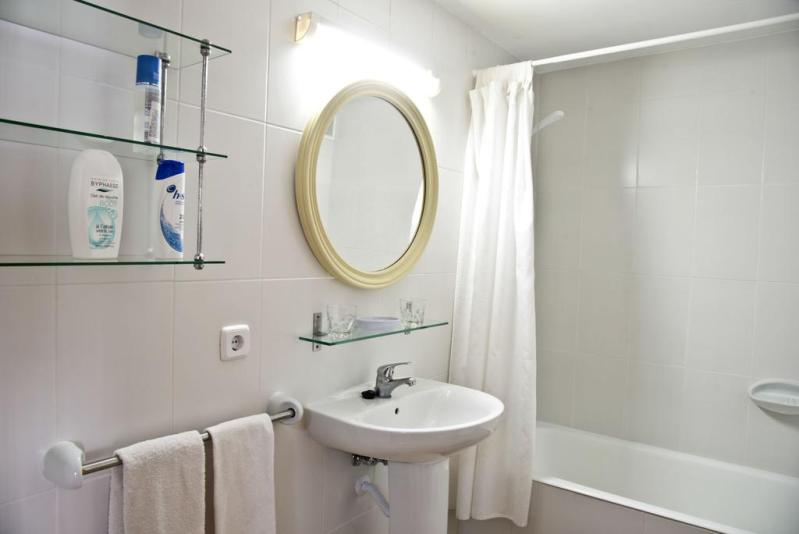Mallorca Las Maravillas Luxusapartment F080 an der Playa de Palma mit Pool, in 1. Linie am Meer, Balkon mit Meerblick, für bis zu 3 Pers. Badezimmer