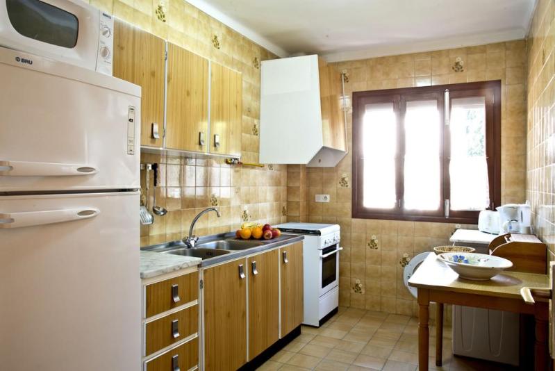 Mallorca Buger Landhaus-Natursteinfinca F400 mit gr. Pool auf 15.000 qm komplett eingefriedetem Grundstück für 10 Pers., auch 8 Erw. und 4 Kinder Küche