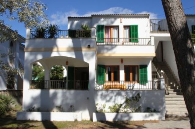 Mallorca Cala Ratjada Erdgeschoß-Ferienwohnung F797 in ruhiger Lage am Rande von Cala Ratjada für bis zu 4 Pers., evtl. plus Baby Hausansicht
