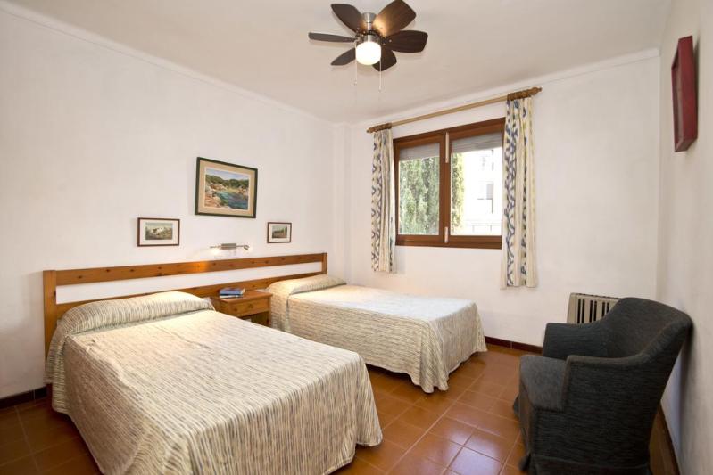 Mallorca Bahia Azul Badia Blava Ferienhaus F850 mit Pool und Meerblick, nur 300 m zum Strand, für 6-8 Personen zweites Schlafzimmer