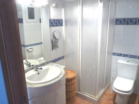 Mallorca Cala Ratjada Ferienwohnung F961A mit Pool in 1. Linie am Meer und der Uferpromenade mit herrlichem Blick auf Hafen und Meer für 4 Pers. Bad