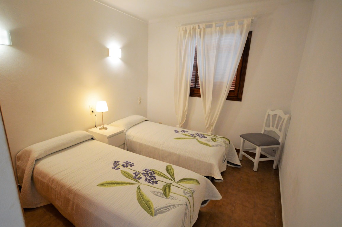 Mallorca Cala Ratjada Sa Pedruscada Modernes neuwertiges Einfamilienhaus R049 mit Meerblick, nur 50 m zum Meer, in ruhiger Lage auf 800 qm Grundstück für 6 Pers. plus Kind plus Baby Schlafzimmer